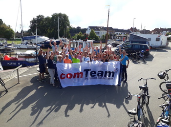 Teamfoto beim Zwischenstopp im Hafenörtchen Weener.