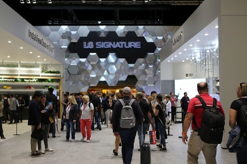 Personen vor dem LG Stand