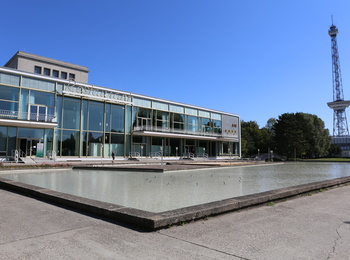Das Palais befindet sich gleich neben dem bekannten Funkturm und bietet Zugang zum IFA-Sommergarten.