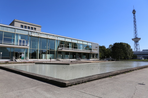 Das Palais befindet sich gleich neben dem bekannten Funkturm und bietet Zugang zum IFA-Sommergarten.