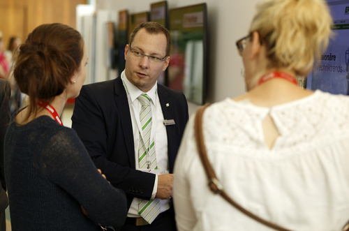 Robert Sammüller im Gespräch mit zwei Kolleginnen