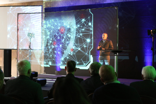 Keynote-Speaker und ehemaliger Geheimagent Leo Martin greift in seinem interaktiven Hologramm-Vortrag das Thema Vertrauen erneut auf.