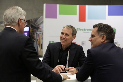 ElectronicPartner-Vorstand Matthias Assmann im Gespräch auf dem ElectronicPartner-Stand.