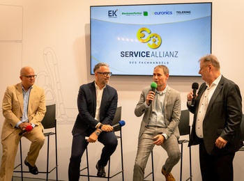 ElectronicPartner-Vorstand Matthias Assmann (2. v. r.) bei der Pressekonferenz der Service-Allianz.