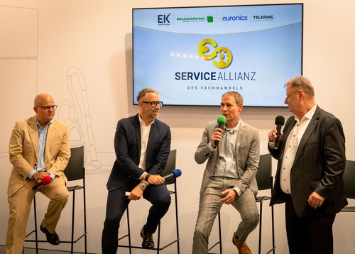 ElectronicPartner-Vorstand Matthias Assmann (2. v. r.) bei der Pressekonferenz der Service-Allianz.