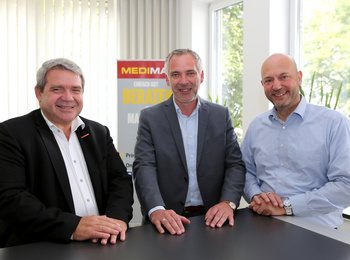 (v. l. n. r.) Friedrich Sobol, Vorstand ElectronicPartner, begrüßte Frank Jagielski und André Alonzo zur Vertragsunterzeichnung in der MEDIMAX Zentrale Düsseldorf.
