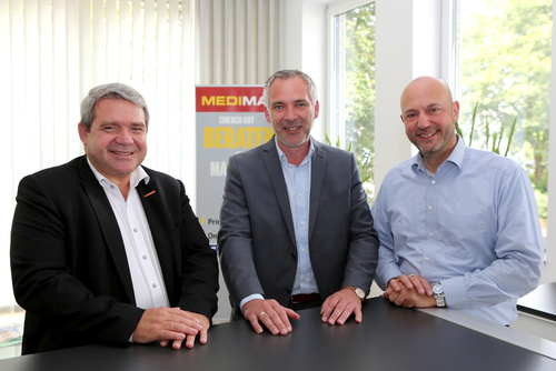 (v. l. n. r.) Friedrich Sobol, Vorstand ElectronicPartner, begrüßte Frank Jagielski und André Alonzo zur Vertragsunterzeichnung in der MEDIMAX Zentrale Düsseldorf.