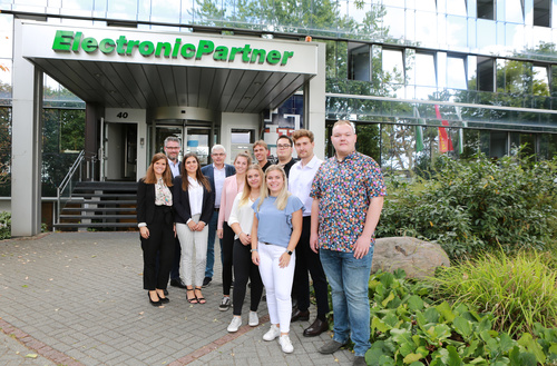 Karl Trautmann, Vorstand ElectronicPartner, und Timo Stockem, Leiter Bereich Personal, begrüßen die neuen Auszubildenden am Standort Düsseldorf.