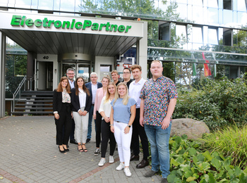 Karl Trautmann, Vorstand ElectronicPartner, und Timo Stockem, Leiter Bereich Personal, begrüßen die neuen Auszubildenden am Standort Düsseldorf.