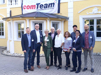 Das comTeam um Partnerbetreuer Christian Hömer (links) und Geschäftsführer Sven Glatter (rechts) sowie ElectronicPartner Vorstand Karl Trautmann (Mitte) freuen sich über ein gelungenes Partner-Event. 