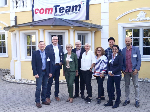 Das comTeam um Partnerbetreuer Christian Hömer (links) und Geschäftsführer Sven Glatter (rechts) sowie ElectronicPartner Vorstand Karl Trautmann (Mitte) freuen sich über ein gelungenes Partner-Event. 