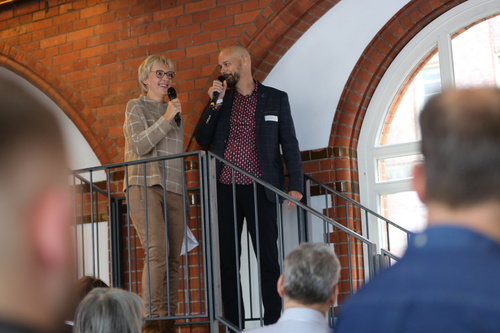 comTeam Geschäftsführer Sven Glatter und Silvia Habeck, Leiterin Partnermanagement, eröffnen die Partnerkonferenz 2021.