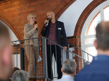 comTeam Geschäftsführer Sven Glatter und Silvia Habeck, Leiterin Partnermanagement, eröffnen die Partnerkonferenz 2021.