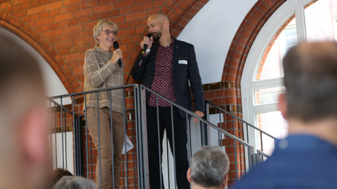 comTeam Geschäftsführer Sven Glatter und Silvia Habeck, Leiterin Partnermanagement, eröffnen die Partnerkonferenz 2021.
