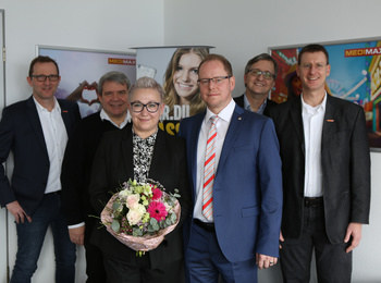 Vertrag unterzeichnet: Thomas Haberland (vorne rechts) übernahm im Februar den MEDIMAX Standort Merseburg, welchen er bereits seit elf Jahren leitet. Nach der Vertragsunterzeichnung gratulierten unter anderem die ElectronicPartner Vorstände Friedrich Sobol und Volker Marmetschke.