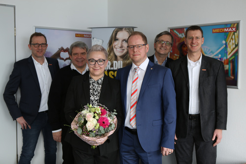 Vertrag unterzeichnet: Thomas Haberland (vorne rechts) übernahm im Februar den MEDIMAX Standort Merseburg, welchen er bereits seit elf Jahren leitet. Nach der Vertragsunterzeichnung gratulierten unter anderem die ElectronicPartner Vorstände Friedrich Sobol und Volker Marmetschke.