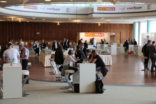 Blick in das IFA Palais mit Menschengruppen