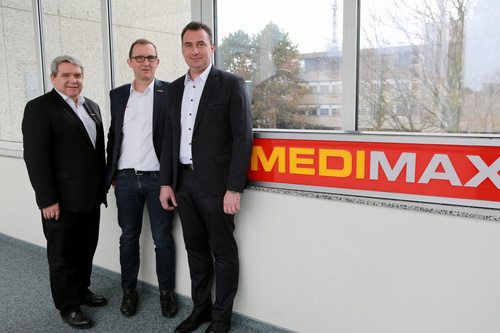 Eduard Hoffer (rechts) ist Franchisepartner für den MEDIMAX Standort Dallgow – und eröffnet im April einen neuen Markt in Werder. Filialgeschäftsführer wird hier sein Schwiegersohn Lars Hoffer. Im Februar unterzeichnete Eduard Hoffer den Franchise-Vertrag im Beisein von ElectronicPartner Vorstand Friedrich Sobol (links) und Christoph Rolink, kaufmännischer Leiter MEDIMAX. 