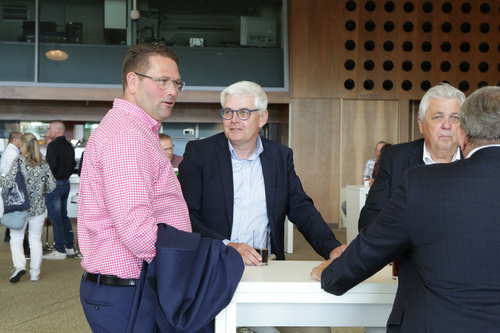 Karl Trautmann (zweiter von links) im Gespräch mit MEDIMAX Franchisepartner Martin Kubitzki.