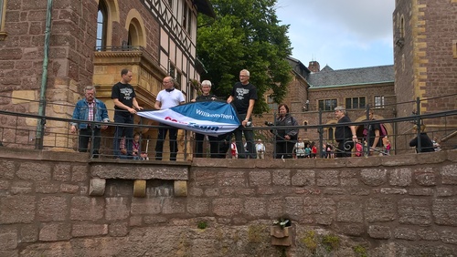 comTeam zeigt Flagge