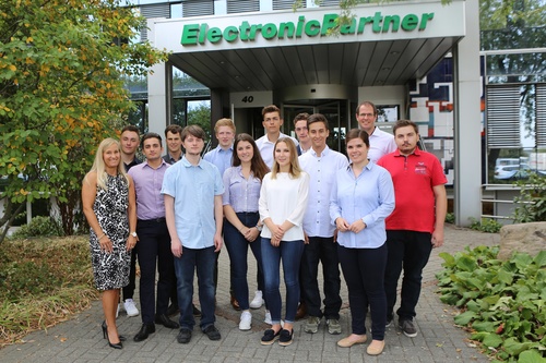 ElectronicPartner Vorstand Michael Haubrich (hinten rechts) begrüßt gemeinsam mit Nicole Jungkamp (vorne links) und Johanna Vennekel (vorne rechts) aus der Personalentwicklung die neuen Auszubildende in der Zentrale Düsseldorf. Vier weitere Azubis starten am 1. September am Logistikstandort Augsburg. 