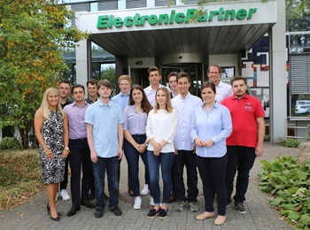 ElectronicPartner Vorstand Michael Haubrich (hinten rechts) begrüßt gemeinsam mit Nicole Jungkamp (vorne links) und Johanna Vennekel (vorne rechts) aus der Personalentwicklung die neuen Auszubildende in der Zentrale Düsseldorf. Vier weitere Azubis starten am 1. September am Logistikstandort Augsburg. 