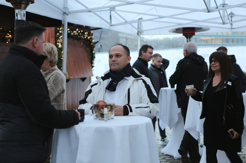 Auf dem comTeam Weihnachtsmarkt konnten die Teilnehmer bei herzhaften Snacks und warmen Getränken weiter netzwerken.