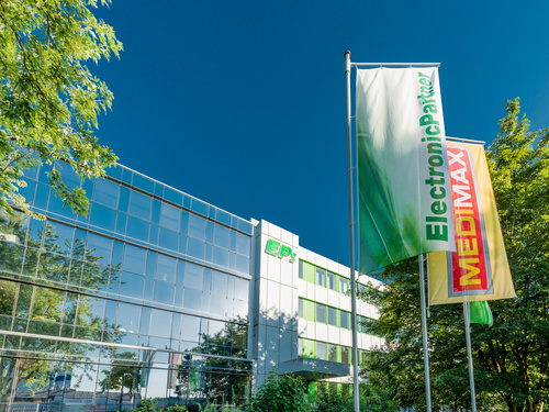 ElectronicPartner Zentrale mit Fahnen