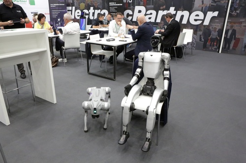 Robotik zählt zu den zentralen Themen der IFA und auch bei ElectronicPartner: Gemeinsam mit Terra Robotics präsentierte die Verbundgruppe verschiedene Robotik-Lösungen am eigenen Messestand.