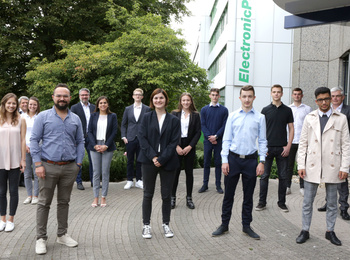 Mit Abstand aber persönlich: Die ElectronicPartner Vorstände Friedrich Sobol und Karl Trautmann begrüßen zusammen mit Vertretern der Personalabteilung zehn neue Auszubildende am Standort Düsseldorf.
