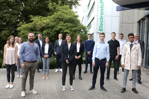 Mit Abstand aber persönlich: Die ElectronicPartner Vorstände Friedrich Sobol und Karl Trautmann begrüßen zusammen mit Vertretern der Personalabteilung zehn neue Auszubildende am Standort Düsseldorf.