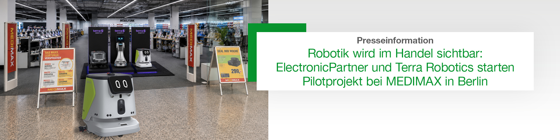 Ein Service-Roboter vor einem MEDIMAX-Markt